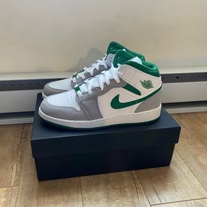 Jordan 1 Mid - Pine Green Smoke Grey / 7 women